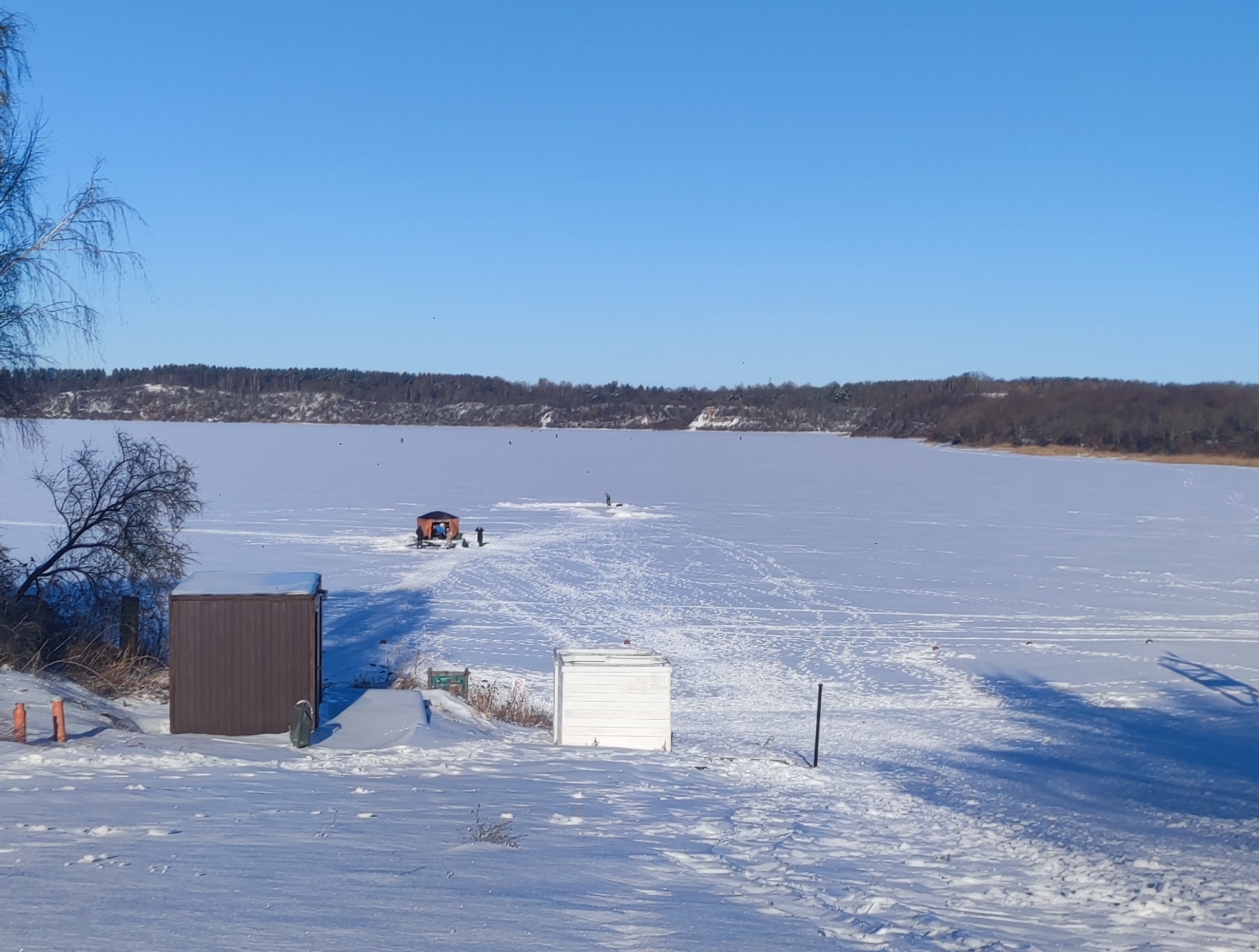 Озеро зимой